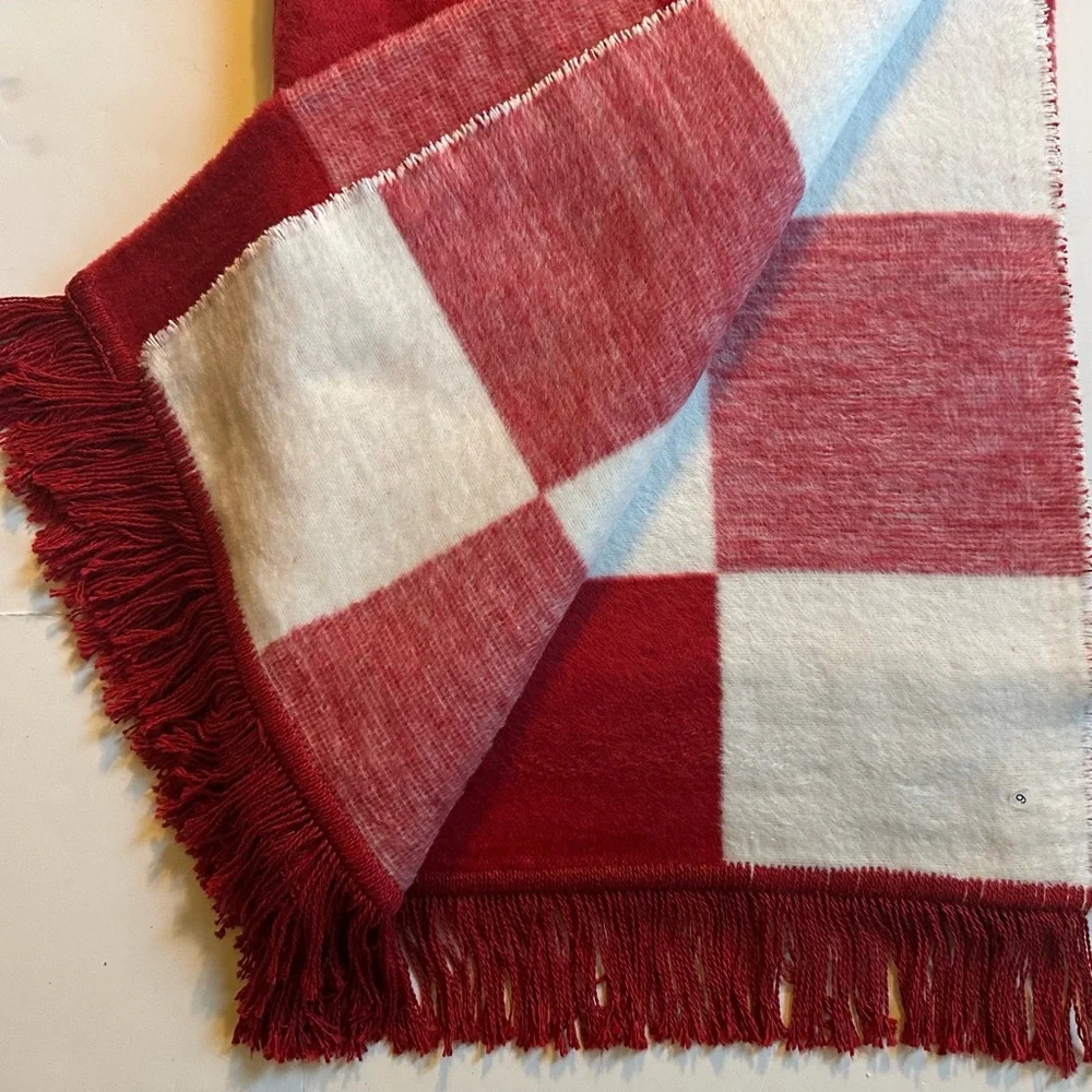 🎁Docofil White Throw Blanket - Red & White Check
